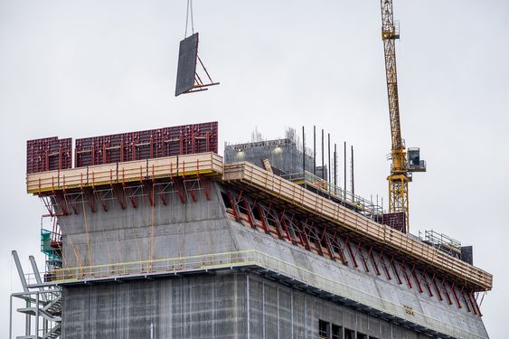 Skråveggen starter i plan 9 av museumstårnet, og heller 20 grader vestover opp til plan 13. I en manuell klatreforskaling, spesialbygd for skrådelen i bygget, løftes de ferdige forskalingsmodulene trinnvis oppover mens støpen klatrer fra rundt 40 til 60 meters høyde.