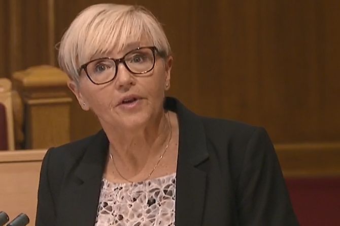 SPØRRETIMEN: Liv Signe Navarsete fra Senterpartiet tok opp nedleggelsen av Florø operasjonssentral i den ordinære spørretimen.