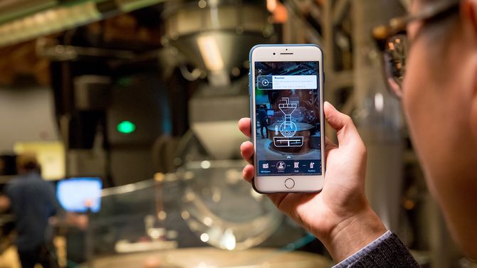 Med en AI-app utviklet av Alibaba kan kundene gå rundt i lokalet og lære mye via sin egen mobiltelefon. Helt klart et tilbud som tilfører noe nytt og mer i kaffekonseptet til den amerikanske kaffekjeden.