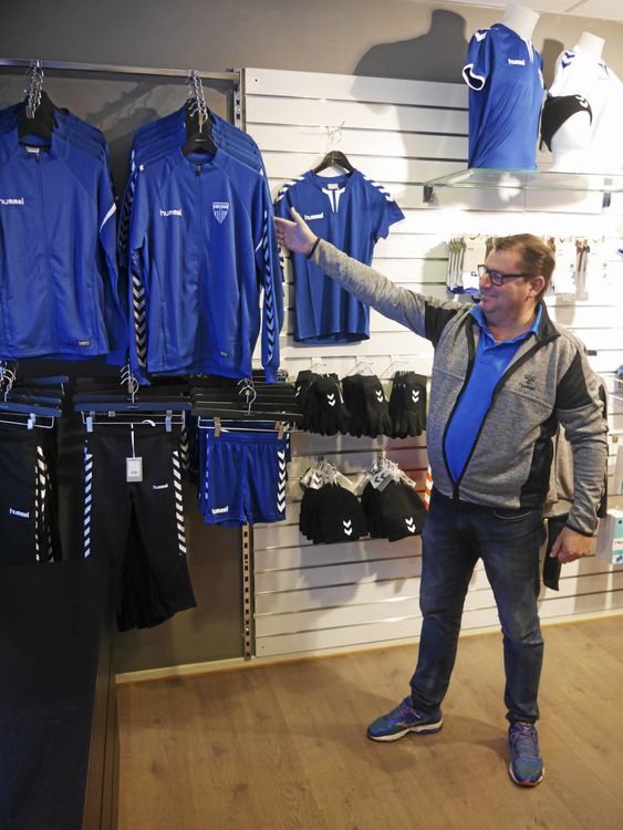 STOLT: Erik Eeg i Follo Sport viser frem det nye showrommet for Kolbotns nye drakt-linje i forretningen sin.