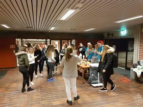 EIN GOD MORGONBISKEN: Elevane vart glade for synet og lukta av vaflar som møtte dei då dei kom inn skulebygget tysdags morgonen. Lite visste dei før dei kom fram til skulen kva for gledeleg overrasking elevrådsstyret hadde på lur åt dei.