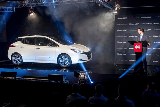 Jose Munoz, sjef for Nissan America, presenterer den første modellen av nye Nissan Leaf som ble produsert ved selskapets fabrikk i Smyrna i Tennessee. Dette var 4. desember.