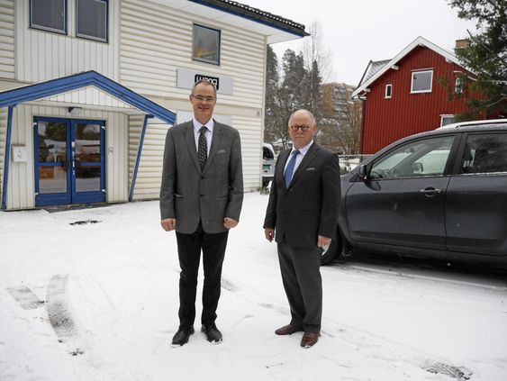 NYÅPNET: Kristian Holth (t.v.) og Harald Schee i Wang begravelsesbyrå har akkurat åpnet nye lokaler og drift i Kapellveien på Kolbotn. De gleder seg til å møte folk og jobbe med lokale begravelser.