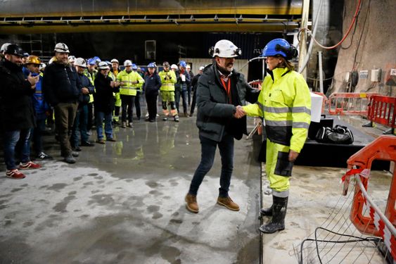 SPANSK-ITALIENSK: Matteo Ortu (t.v.) fra den spansk-italienske entreprenøren og Anne-Kathrine Kalager fra byggherre Bane Nor.