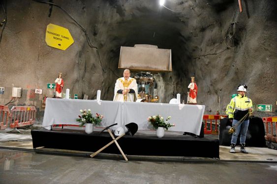 PREST: Presten holdt gudstjeneste i fjellet der tunnelboremaskinene ble startet opp for rundt et års tid siden.