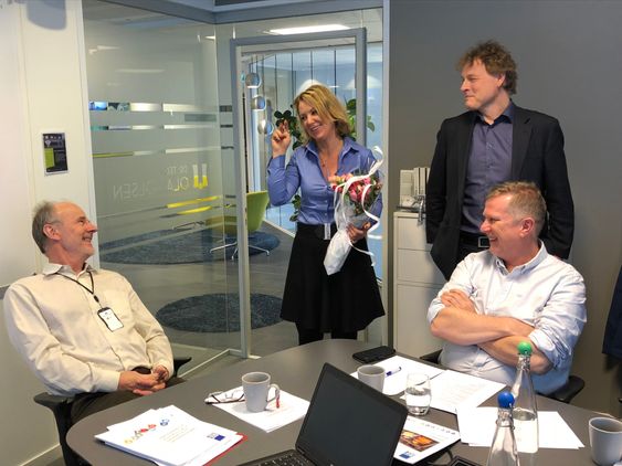 Det var god stemning da RIFs adm. direktør Liv Kari Skudal Hansteen og Dr.Techn. Olav Olsens adm. direktør Olav Weider takket av Øystein Løset som leder for RIFs ekspertgruppe Bygge- og anleggsteknikk.