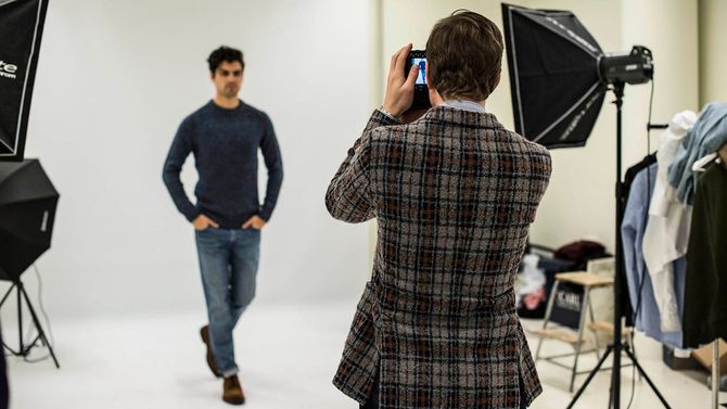 Tre fotografer - tre fotostudioer. Det visuelle betyr oändligt mycket för Care of Carl. Bilderna som tas här hamnar på nätet, blogg och det fysiska magasinet som produceras i en svensk, norsk och dansk utgave.