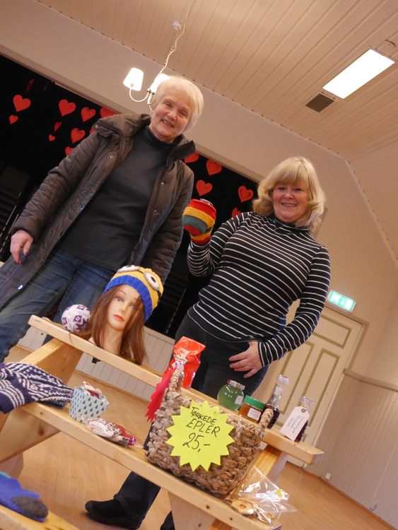 GLEDER SEG: Kari Pedersen (t.v.) og Lill Faugli håper på stinn brakke under julemessen på Grendehuset på Oppegård denne helgen. Her blir det litt av hvert for enhver smak!