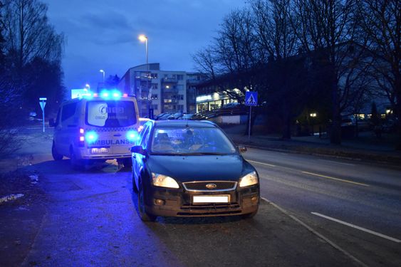 PÅKJØRSEL: Ambulanse var kjapt på stedet. Personen som ble påkjørt skal ha blitt slengt inn i ruta på bilen, knust ruten, og blitt slengt tilbake på gaten.