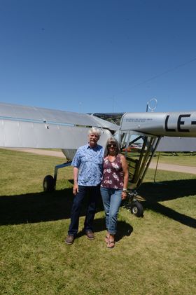 PILOT OG CO-PILOT: YL-15-pilot Keith Brunquist sammen med kona Kathy.