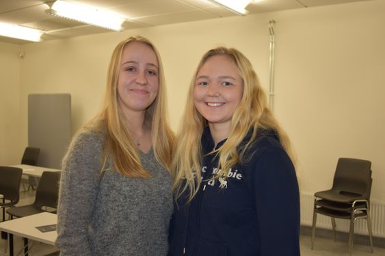 AMBISIØS UNGDOM: Frida Bjerkholt (18) og Thea Simensen (18) synes dagen var nyttig, og har allerede planer om hva de vil gjøre senere.