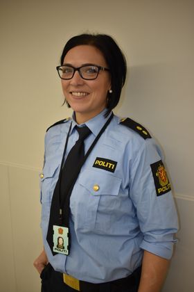 GIKK HER SELV: – Å bli politi var ikke så skummelt som jeg hadde trodd, sier Helga Østebrød (33). Hun er fra Langhus, bor i Oslo, og jobber i Ski på politikontoret der. Men hun var selv elev her på RAVS.