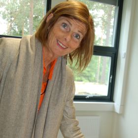 VIL VISE VEI: Rektor Elisabeth Edding sier det er viktig for skolen å forberede elevene til det som venter dem etterpå. Bildet er tatt i forbindelse med en annen sak i juni.