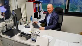 PÅ PLASS: Også sjefen er på plass i sitt nyoppussede kontor.