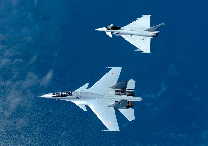 Indisk Su-30 MKI (nederst) sammen med britisk Eurofighter Typhoon.