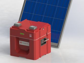 Batteriet kan lades opp ved hjelp av for eksempel et solcellepanel.
