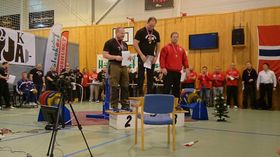 ALLE MEDALJEVINNARANE PÅ PLASS: Også bamsen som vann tevlinga og som pressa heile 185 kilo har kome på plass på podiet.