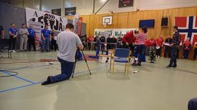 FYRSTEMANN PÅ PODIET: Som bronsevinnar var Arild Kråkenes den fyrste til å stiga opp på podiet og få medaljen sin.