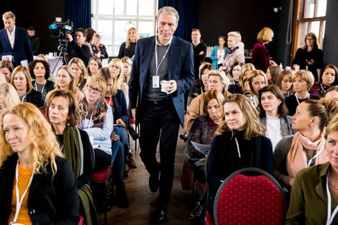 Konsernsjef Rolv Erik Ryssdal i Schibsted på vei opp til scenen for MeToo-debatt i regi av Medienettverket for kvinner i november.