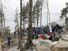 TURMÅL I NÆROMRÅDET: Dagsturhyttene skal plasserast i eit kjent turområde i nærmiljøet. Her frå opninga av dagsturhytta på Sandane fredag. Foto: Birthe Johanne Finstad / Sogn og Fjordane fylkeskommune