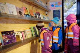 TURBIBLIOTEK: Alle dagsturhyttene skal ha eit turbibliotek med nynorske barnebøker og andre bøker. Her frå opninga av dagsturhytta på Sandane fredag. Foto: Arild Reppen