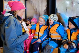 TUR OG BØKER: Alle dagsturhyttene skal ha eit lite turbibliotek med nynorske bøker. Det såg ut til å slå godt an då den første dagsturhytta blei opna på Sandane fredag. Foto: Arild Reppen