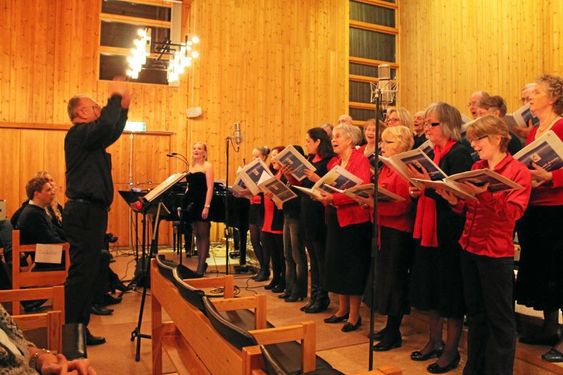 TRADISJON: Lysmessen i Øståsen kirke er en hyggelig tradisjon. Her ser du fra et tidligere arrangement.