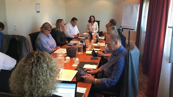 HER BLE NAVNET VEDTATT: Arbeidet med å etablere den nye storkommunen har pågått i lang tid. Her ser du et bilde fra et treff mellom representanter fra de to kommunene på Oslo Lufthavn Gardermoen i september i fjor, da navnet på den nye storkommunen ble vedtatt.