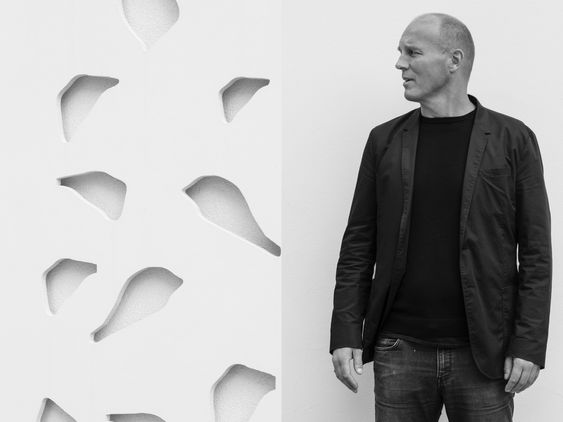 Historisk kan våre Knut Knutsen og Arne Korsmo sammenliknes med finske Alvar Aalto, Arne Jacobsen og Christian Frederik Møller. De var tette på og påvirket av hverandre, i materialvalg og organiske former, sier Christian A. Dahle.