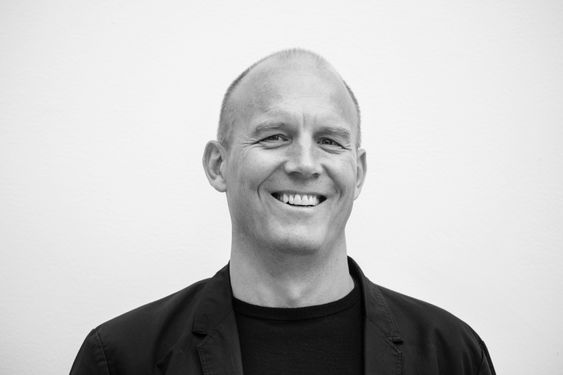 I Norge har vi en trend med små arkitektkontorer med faglig spissing, stolthet og tradisjoner. Et gjennomsnitts arkitektkontor i Norge er lite, på om lag 10 personer. Et selskap med 50 ansatte er en stor bedrift, forteller Dahle.
