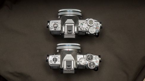 OM-D E-M10 III øverst, og E-M10 II nederst.