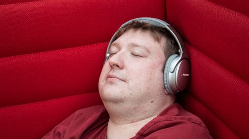 Finn Jarle Kvalheim er den i redaksjonen som flyr mest, og foretrekker Bose QC35.