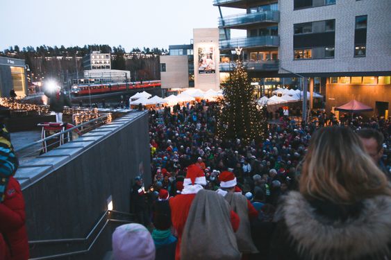 STOR SUKSESS: Det var mange tusen innom Kolbotn torg og Jan Baalsruds plass på Kolbotn under årets julegrantenning.
