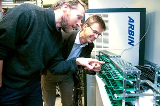 Laboratoriet på IFE er fullt utstyrt med utstyr både til produksjon og testing av batterier. Her studerer Martin Kirkengen, til venstre, og Erik Sauar en batch forsøksbatterier. Testene med knappeceller har vært vellykket, neste steg er å produsere større celler for test.