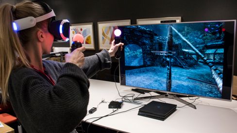 Pil og bue og magi er de mest givende kampmetodene i Skyrim VR. Nærkamp føles unaturlig, siden du ikke har noen form for feedback i slagene eller sverdstøtene.