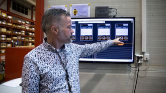 Rolf Thu viser hvordan de kan gå inn på hver enkelt maskin og se på rapportene systemet lager basert på datafangsten.