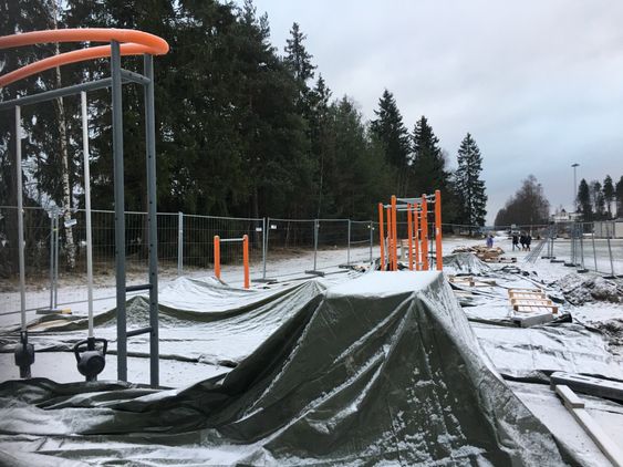 HER BYGGES DET TRENINGSPARK: Rett ved gangveien, ikke langt fra parkeringen og garderobe-modulene ved kunstgresset på Sofiemyr, bygges nå en utendørs treningspark!