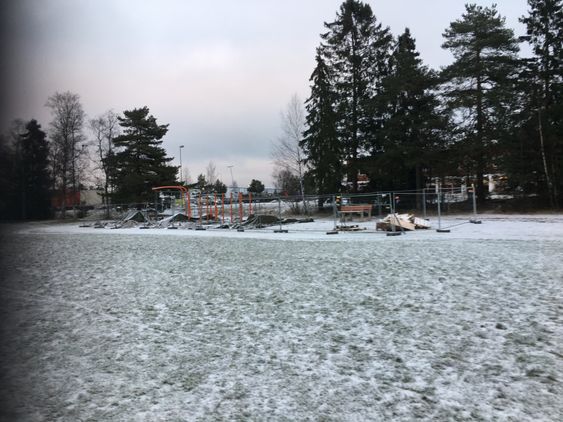 HER BYGGES DET TRENINGSPARK: Rett ved gangveien, ikke langt fra parkeringen og garderobe-modulene ved kunstgresset på Sofiemyr, bygges nå en utendørs treningspark!