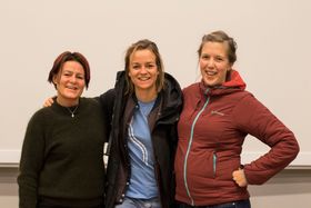 GODE VENER: Desse tre meiner samarbeidet mellom NVE, Høgskulen på Vestlandet og Fjellsportfestivalen har vore framifrå. (f.v Linda Hallandvik, Marit Svarstad Andresen, Ragnhild Fagerslett)