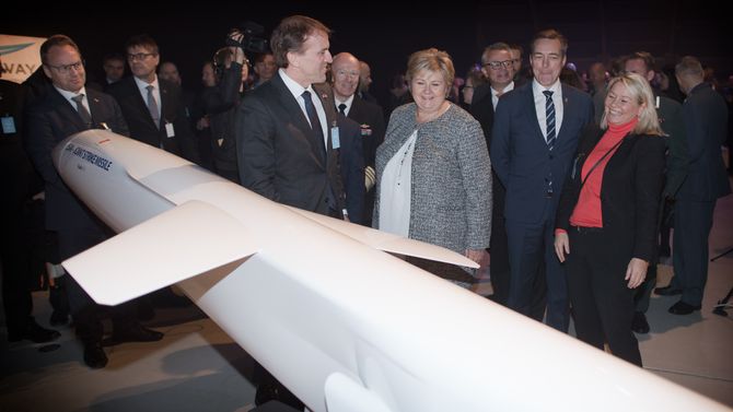 Direktør Eirik Lie i Kongsberg Defence & Aerospace viser fram en JSM-modell for statsminister Erna Solberg, forsvarsminister Frank Bakke-Jensen og næringsminister Monica Mæland under mottaksseremonien for de tre første F-35-flyene på Ørland i november.