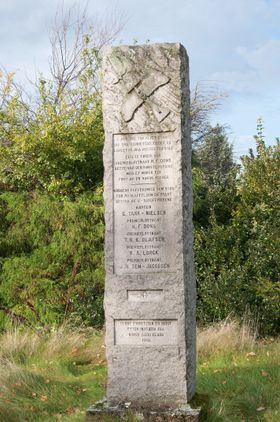 Minnestenen med navnene til alle i ubåtkomiteen fra 1912, noe som viser at det ikke er en minnesten over premierløyntnant Dons alene.