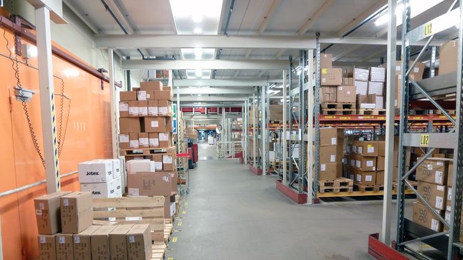 Slik kan det arte seg inne på det 70 000 kvadratmeter store plukklageret i Viared.