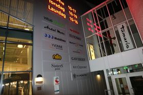 SKILT MOT NORD-VEST: Hittil er det berre på hovudfasaden til senteret, mot nord-vest, at dei tolv butikkane, pluss Vinmonopolet, har fått ha skilta sine. No skal dei få ha same typen skilt også mot nord-aust.
