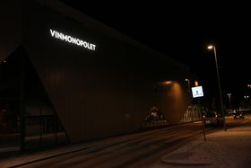 VINMONOPOLET OG COOP: Hittil er det berre Vinmonopolet og Coop som har hatt dispensjon til ha fleire skilt. Dei har også hatt dispensasjon til å ha skilt mot Storevegen, og med lys. Dei skal få halda fram med det.