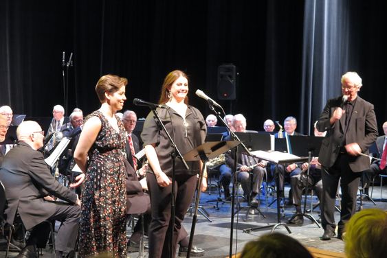 PRIMADONNAENE: Med henblikk på opera-terminologien omtalte dirigenten Kjell Olav Martisen solistene Natalie Kulsrud og Ingvild Farestveit-Hov som orkesterets «primadonnaer».