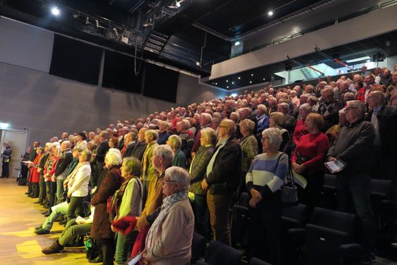 UNISONT: Publikum i en stappfull sal avsluttet unisont med «Deilig er jorden».