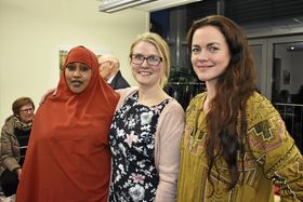 LANSERTE NYTT TILBUD: Leder av Frivilligsentralen, Ida Madeleen Moe (i midten), lanserte det nye tilbudet under jubileumsfesten den 7. desember, hvor sentralen feiret 20 år.