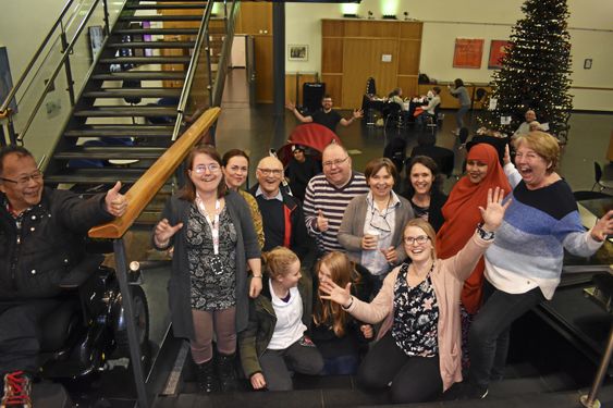 EN FANTASTISK GJENG: Fra venstre: Khanh Thanh Nguyen (Framtiden i våre hender), Bente Edler Christensen, Nora Isachsen (OMA), Oddbjørn Skredderberget (Folkeakademiet), Roy Asle Torheim, Heidi Berentsen (frivilligkoordinator i kommunen), Kjersti Emilie Hoff (flyktningerådgiver i kommunen), Taliso Al Ibrahim, Nancy Nyqvist, Ida Madeleen Moe (leder av Frivilligsentralen). Foran: Sarah Tønder og Eline Bye fra valgfaget Innsats for andre, Hellerasten ung.skole. Bak i sykkelen: Akram Khan Nasir. Bak der igjen: Hans Martin Enger (biblioteket og BUA).