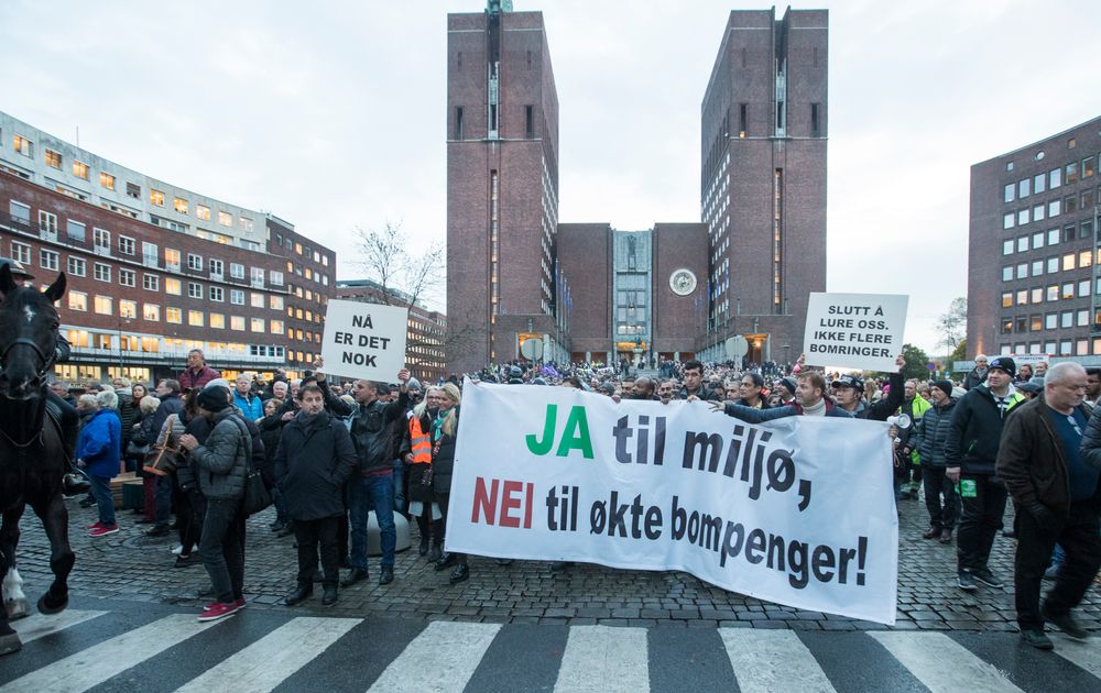 .Rundt 4000 mennesker var møtt fram for å markere sin misnøye med bomring og økning av avgifter i Oslo.Foto: Terje Pedersen / NTB scanpix
