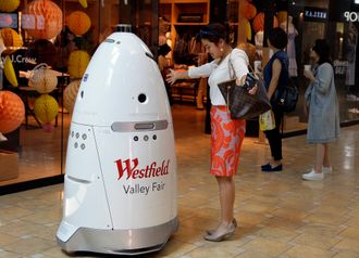 Her sørger roboten for sikkerheten på Westfield Valley Fair kjøpesenter in San Jose, California.